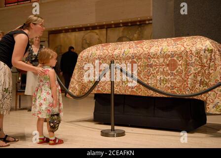 Austin, TX 13. Juli 2007: Ein junges Mädchen und ihre Mutter besuchen die Schatulle von Lady Bird Johnson, ehemaliger First Lady und Witwe des ehemaligen Präsidenten Lyndon Baines Johnson, während einer Gedenkfeier in der LBJ Library in Austin. ©Bob Daemmrich Stockfoto