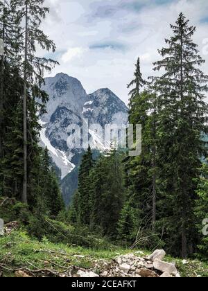 Blick auf Felsen im Dachstein Salzkammergut, wolkige Kulisse ...