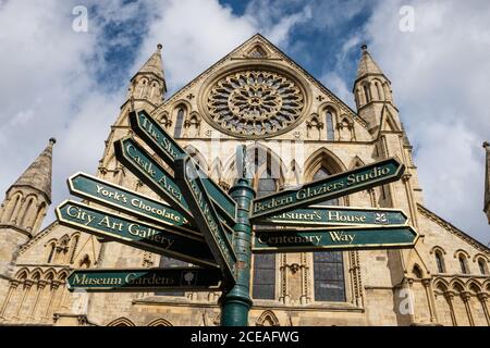 Blick auf York Minster mit kunstvollen Point of Interest Zeichen im Vordergrund auf Minster Yard, York, Yorkshire UK Stockfoto