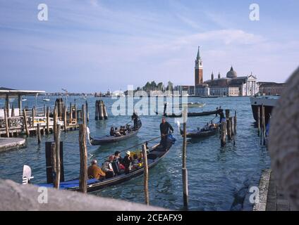 Venedig und seine berühmten Gondeln und ihre Gondoliere Stockfoto