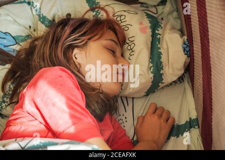 Junge Mädchen Schlafen Im Bett. Junge Mädchen Schlafen Im Bett. 9-10 Jahre altes Mädchen schlafend Stockfoto
