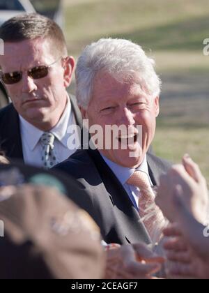 Austin, TX 27. Februar 2008: Der ehemalige Präsident Bill Clinton schüttelt sich die Hände, nachdem er am Mittwoch mit Studenten und Dozenten am Austin Community College von der Rückseite eines Pickup-Trucks aus gesprochen hatte, als er sich für seine Frau Hillary Clinton für die Nominierung des demokratischen Präsidenten einsetzte. ©Bob Daemmrich Stockfoto