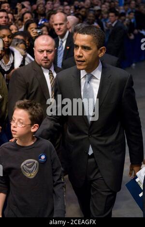 Austin, TX 28. Februar 2008: Der demokratische Präsidentschaftskandidat Barack Obama spricht bei einer Veranstaltung im Stil eines Austin-Rathauses über seine wirtschaftlichen Vorschläge im Austin Convention Center. Die Präsidentschaftskandidaten steigen vor der Vorwahlen am kommenden Dienstag in Texas ab. ©Bob Daemmrich Stockfoto