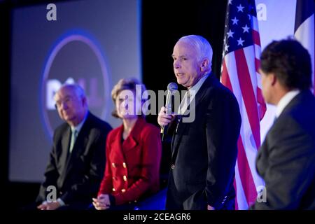 Round Rock, Texas, 29. Februar 2008: Der republikanische Präsidentschaftskandidat John McCain spricht während eines Wahlkampfstopps in Round Rock mit Mitarbeitern von Dell Computers in seiner Unternehmenszentrale. Mit ihm auf der Bühne sind der ehemalige Texas Senator Phil Gramm, der aktuelle Senator Kay Bailey Hutchison und Texas Gov. Rick Perry. ©Bob Daemmrich Stockfoto