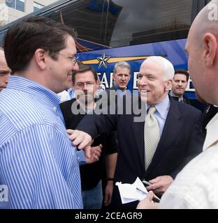 Round Rock, Texas 29. Februar 2008: Der republikanische Präsidentschaftskandidat John McCain spricht mit Mitarbeitern der Dell Computer Corp. Am Hauptsitz in Round Rock. ©Bob Daemmrich Stockfoto