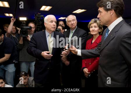 Round Rock, Texas 29. Februar 2008: Republikanischer Präsidentschaftskandidat John McCain (l.), zusammen mit dem ehemaligen Texas Senator Phil Gramm, dem derzeitigen Senator Kay Bailey Hutchison und Texas Gov. Rick Perry macht eine Kampagne am Hauptsitz von Dell Computers. ©Bob Daemmrich Stockfoto