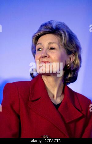 Round Rock, Texas 29. Februar 2008: Senator Kay Bailey Hutchison hört sich den republikanischen Präsidentschaftskandidaten John McCain während eines Wahlkampfstopps mit Mitarbeitern der Unternehmenszentrale von Dell Computers an. ©Bob Daemmrich Stockfoto
