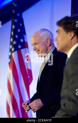Round Rock, Texas 29. Februar 2008: Republikanischer Präsidentschaftskandidat John McCain spricht mit Mitarbeitern von Dell Computer in Round Rock Freitag Morgen mit Texas Gov. Rick Perry (r). ©Bob Daemmrich/ Stockfoto