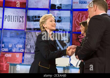 Austin, Texas 21. Februar 2008: Senatorin Hillary Clinton (l) schüttelt vor ihrer Debatte mit Senator Barack Obama auf der Bühne der University of Texas die Hände mit dem CNN-Anker John King, der um die Nominierung der Demokraten für den Präsidenten der Vereinigten Staaten wetteifert. ©Bob Daemmrich Stockfoto