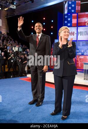 Austin, Texas, USA, 21. Februar 2008: Senator Barack Obama (l) und Senatorin Hillary Clinton posieren auf der Bühne der University of Texas vor ihrer Debatte am Donnerstagabend über die Nominierung der Demokraten für den Präsidenten der Vereinigten Staaten. ©Bob Daemmrich Stockfoto