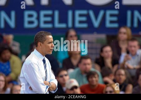 San Antonio, TX 19. Februar 2008: Die Hoffnung des demokratischen Präsidenten Barack Obama spricht mit einer überwiegend mexikanisch-amerikanischen Menschenmenge im Freien auf der Plaza Guadalupe auf der Westseite von San Antonio. Eine Gruppe von etwa 2,500 Menschen hörte, wie er über seine Bestrebungen sprach, Präsident zu werden. ©Bob Daemmrich Stockfoto