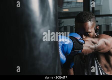 Afroamerikanische Boxertraining im Fitnessstudio Stockfoto