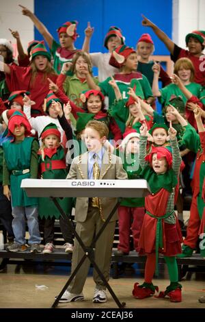 Austin, Texas, USA, 6. Dezember 2007: Weihnachtsshow für 4. Und 5. Klassen im Barton Hills Elementary, einer Elvis-Elf-Weihnachtsmann-Produktion für Eltern, Lehrer und Schüler. ©Bob Daemmrich Stockfoto