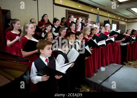 Austin, Texas: 16. Dezember 2007: Der ethnisch vielfältige Austin Children's Choir führt ein Weihnachtskonzert für Gäste des texanischen Gouverneurs Rick Perry in einem lokalen Hotel durch, während Renovierungsarbeiten am Governor's Mansion durchgeführt werden. ©Bob Daemmrich Stockfoto