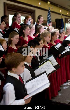 Austin, Texas: 16. Dezember 2007: Der ethnisch vielfältige Austin Children's Choir führt ein Weihnachtskonzert für Gäste des texanischen Gouverneurs Rick Perry in einem lokalen Hotel durch, während Renovierungsarbeiten am Governor's Mansion durchgeführt werden. ©Bob Daemmrich Stockfoto