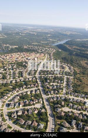 Travis County, TX 12. Oktober 2007: Luftaufnahmen aus einem Hubschrauber, die das Vorstadtwachstum in den Vororten westlich von Austin in Westlake und Bee Cave, TX zeigen. ©Bob Daemmrich / Stockfoto