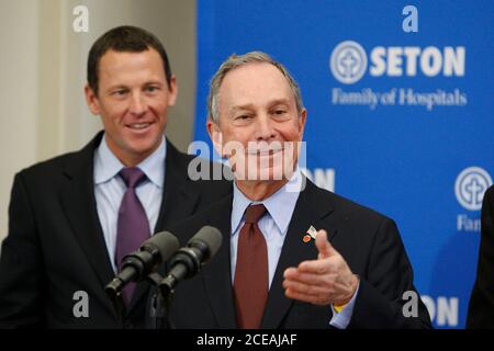 Austin, Texas, USA, 18. Januar 2008: New York City Bürgermeister Michael Bloomberg spricht mit Reportern über eine neue Krebsinitiative, während Lance Armstrong im Brackenridge Hospital zuhört, nachdem er eine Krebsstation besucht hat. ©Bob Daemmrich Stockfoto