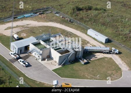 Travis County, TX 12. Oktober 2007: Hochmoderne Wasseraufbereitungsanlage im Osten von Travis County, TX. Zeigt einen Tankwagen, der Schlamm aus der Anlage entfernt. ©Bob Daemmrich Stockfoto