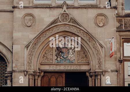 Oxford, Großbritannien - 04. August 2020: Kunstvoller Eingang zum Postamt in der St. Aldates Street in Oxford, einer Stadt in England, die für ihre prestigeträchtige Universität berühmt ist, Stockfoto