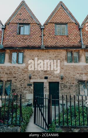 Oxford, Großbritannien - 04. August 2020: Fassade eines traditionellen englischen Cottages in Oxford, einer Stadt in England berühmt für seine prestigeträchtige Universität, gegründet Stockfoto