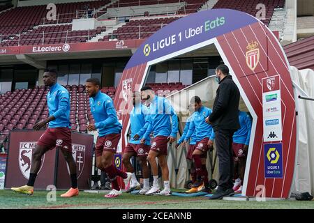 METZ, FRANKREICH - 30. AUGUST: Die Spieler von Metz treten vor dem Spiel zwischen FC Metz und AS Monaco am 30. August 2020 in Metz, Niederlande, in das Spielfeld ein. *** Ortsüberschrift *** Stockfoto