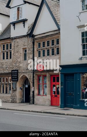 Oxford, Großbritannien - 04. August 2020: Außenansicht eines geschlossenen Alices-Shops in Oxford, einer Stadt in England, die für ihre prestigeträchtige Universität berühmt ist Stockfoto