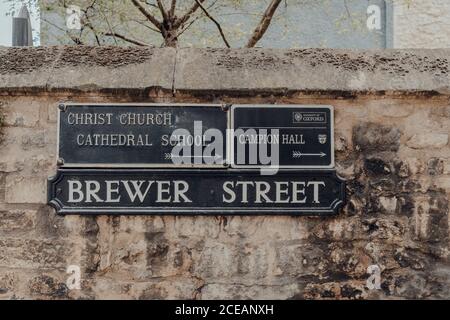Oxford, Großbritannien - 04. August 2020: Richtungsschilder und Straßennamen auf der Brewer Street in Oxford, einer Stadt in England, die für ihre prestigeträchtige Universität berühmt ist Stockfoto
