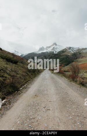 Landschaft Route auf Tal mit Wald und Bergen im Schnee in Pyrenäen Stockfoto