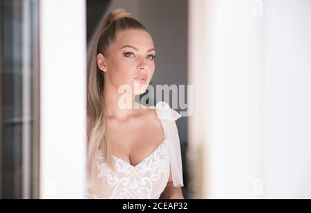 Braut durch ein Fenster Stockfoto