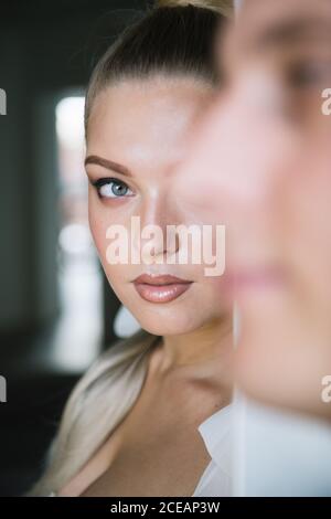 Braut sucht zu verschwommen Bräutigam Stockfoto