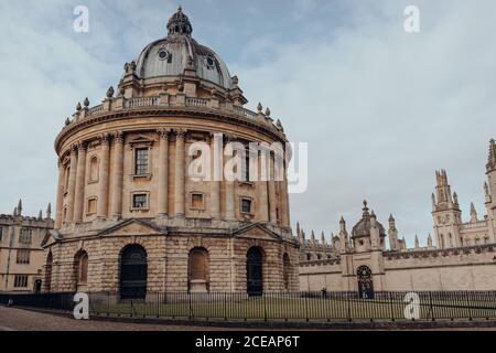 Low-Angle-Ansicht der Radcliffe Camera Library in Oxford, UK, an einem Sommertag. Stockfoto