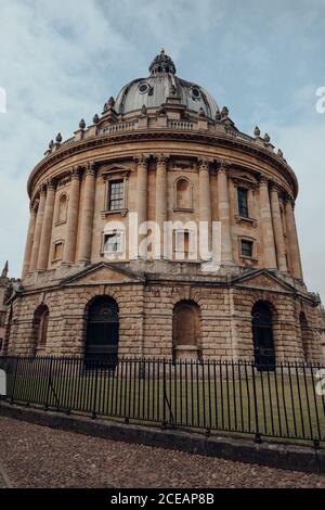 Low-Angle-Ansicht der Radcliffe Camera Library in Oxford, UK, an einem Sommertag. Stockfoto