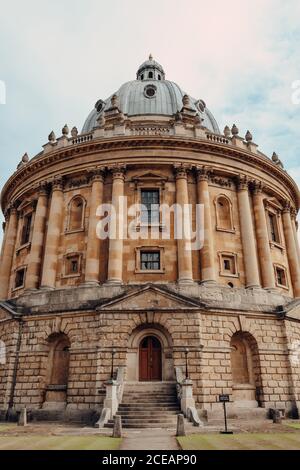 Low-Angle-Ansicht der Radcliffe Camera Library in Oxford, UK, an einem Sommertag. Stockfoto