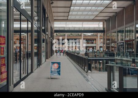 Oxford, Großbritannien - 04. August 2020: Soziale Distanzierung Zeichen in fast leer Westgate Center, ein großes und typisch geschäftiges Einkaufszentrum in Oxford City ce Stockfoto