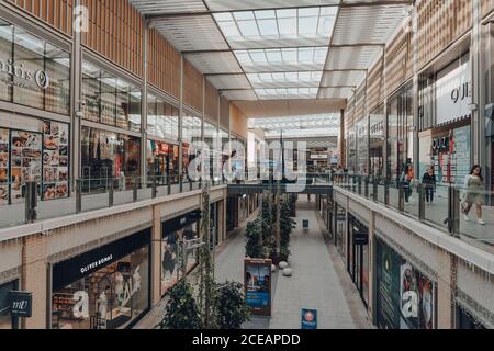 Oxford, Großbritannien - 04. August 2020: Nur wenige Menschen gehen durch das Westgate Centre, ein großes und typisch geschäftiges Einkaufszentrum im Stadtzentrum von Oxford, England Stockfoto