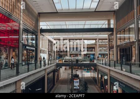 Oxford, Großbritannien - 04. August 2020: Nur wenige Menschen gehen durch das Westgate Centre, ein großes und typisch geschäftiges Einkaufszentrum im Stadtzentrum von Oxford, England Stockfoto