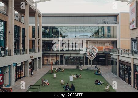 Oxford, Großbritannien - 04. August 2020: Menschen entspannen im Innenhof des Westgate Centre, einem großen Einkaufszentrum im Stadtzentrum von Oxford, England. Stockfoto