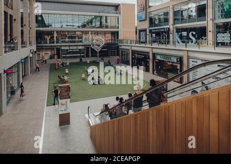 Oxford, Großbritannien - 04. August 2020: Menschen auf der Rolltreppe gehen dow den Innenhof des Westgate Centre, ein großes Einkaufszentrum in Oxford City Centre, E Stockfoto