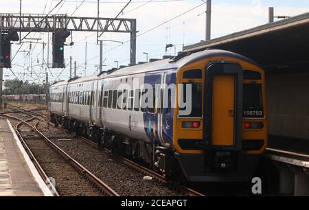 Nordzüge der Baureihe 158 Express-Sprinter dmu mit Geisterzug oder parlamentarischem Zug, der am 31. August 2020 den Bahnhof Carnforth verlässt. Stockfoto