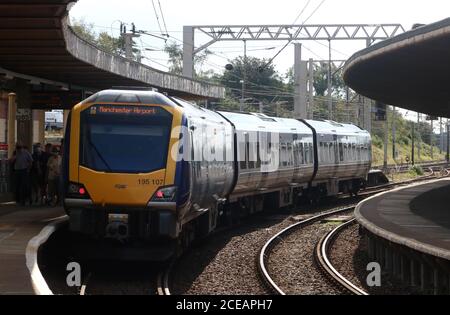 Nordzüge der Klasse 195 civity Diesel-Mehreinheit am Bahnhof Carnforth Bahnsteig 1 am Montag, 31. August 2020 mit Service zum Flughafen Manchester. Stockfoto