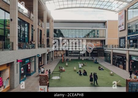 Oxford, Großbritannien - 04. August 2020: Menschen entspannen im Innenhof des Westgate Centre, einem großen Einkaufszentrum im Stadtzentrum von Oxford, England. Stockfoto