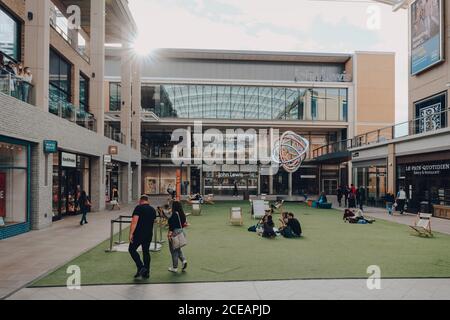 Oxford, Großbritannien - 04. August 2020: Menschen gehen und entspannen im Innenhof des Westgate Centre, einem großen Einkaufszentrum im Stadtzentrum von Oxford, engl Stockfoto