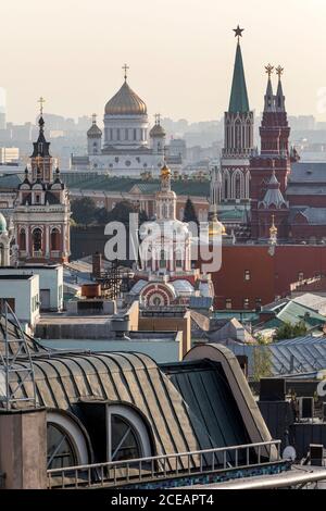Luftaufnahme der Kuppeln der Kathedrale von Christus dem Erlöser, Moskauer Kreml Türme und Gebäude in der Innenstadt von Moskau Stadt, Russland Stockfoto