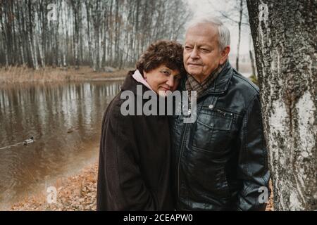 Seniorenpaar in der Nähe des Sees Stockfoto