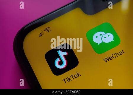 Stone / UK - August 31 2020: TikTok, WeChat Apps auf dem mobilen Bildschirm gesehen. Selektiver Fokus. Konzept für chinesische Apps Verbot in den Vereinigten Staaten von der Stockfoto