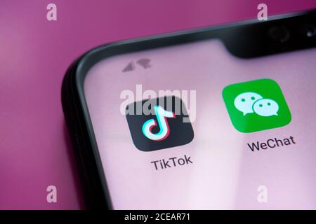 Stone / UK - August 31 2020: TikTok, WeChat Apps auf dem mobilen Bildschirm gesehen. Selektiver Fokus. Konzept für chinesische Apps Verbot in den Vereinigten Staaten von der Stockfoto