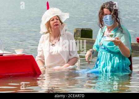 Extinction Rebellion präsentiert eine Show mit dem Titel Tea in the Sea, um den Anstieg des Meeresspiegels durch den Klimawandel zu veranschaulichen und auf den Untergang der Titanic zu verweisen Stockfoto