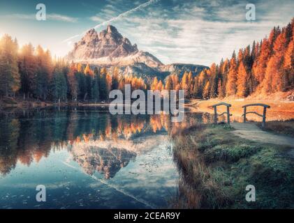 See mit Spiegelung in den Bergen bei Sonnenaufgang im Herbst Stockfoto