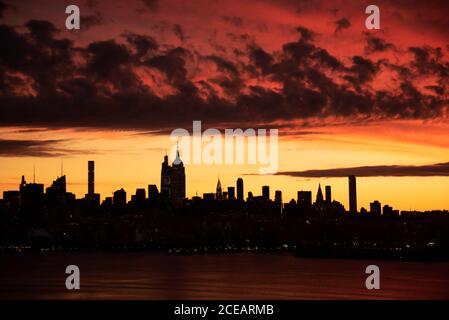 Dramatischer Sonnenaufgang über der Skyline von Manhattan Stockfoto