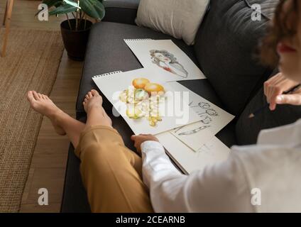 Frau mit stützt sich auf Papiere Stockfoto